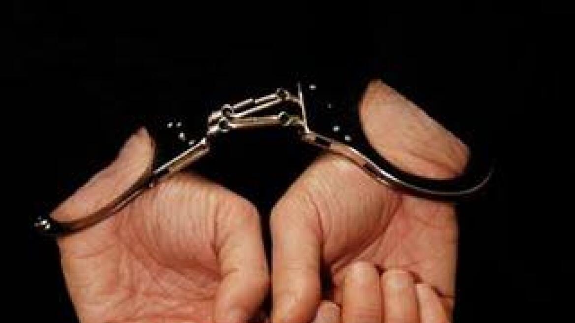 Σύλληψη υπόπτου με εμπρηστικό μηχανισμό στο Περιστέρι