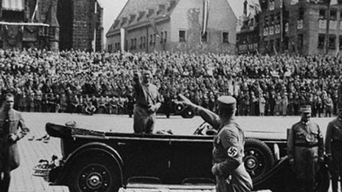 Φωτογραφίες του Χίτλερ "χτυπήθηκαν" για 38.500 ευρώ