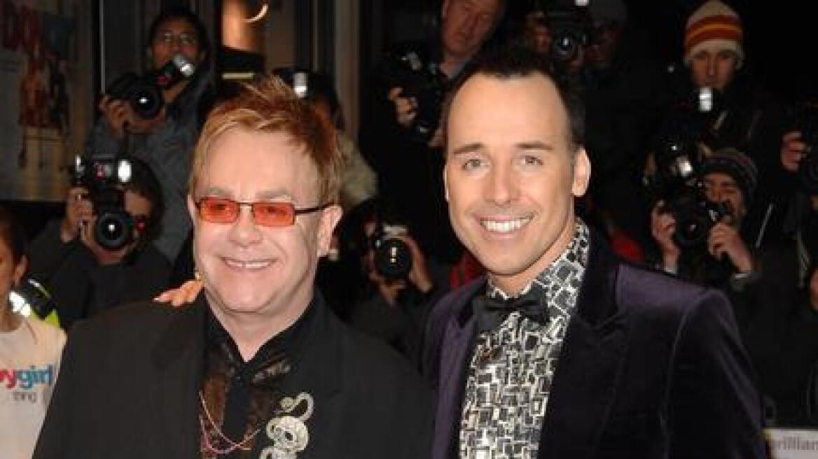 Διαμαντένια πιπίλα για το γιο του Elton John!