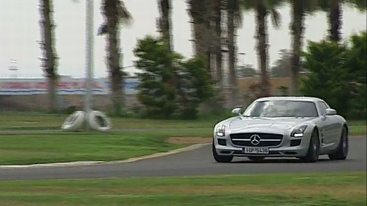 Video: Δοκιμάζοντας την Mercedes SLS AMG