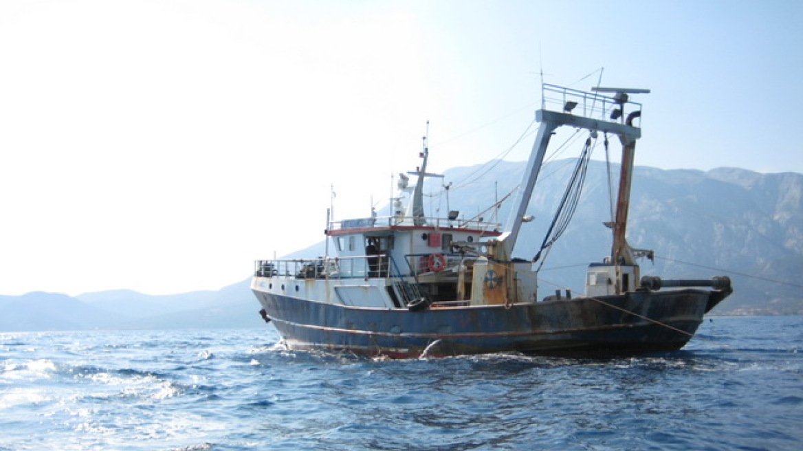Βυθίστηκε αλιευτικό έξω από το λιμάνι του Πειραιά