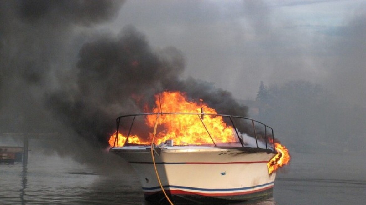 Πυρκαγιά σε σκάφος στη Σαλαμίνα 
