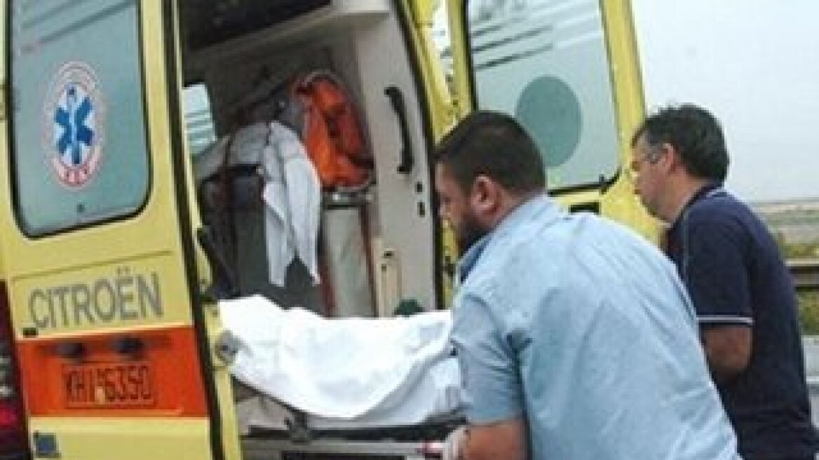 Τρεις νεκροί σε σύγκρουση ασθενοφόρου με ΙΧ