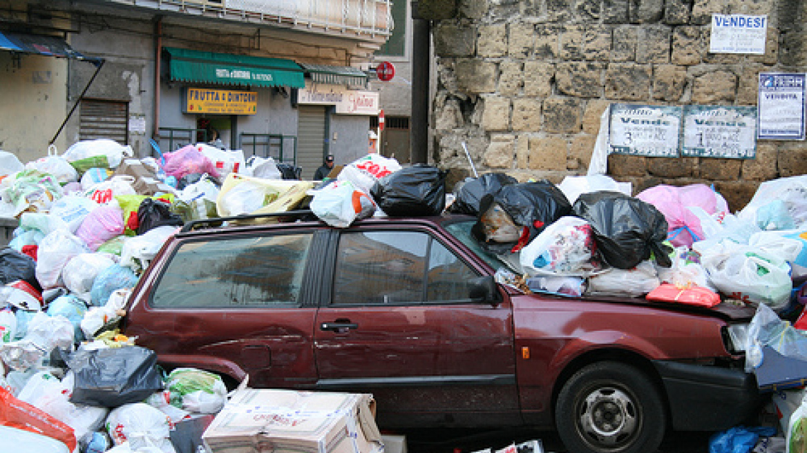 Μαίνεται ο «πόλεμος» των σκουπιδιών στη Νάπολη
