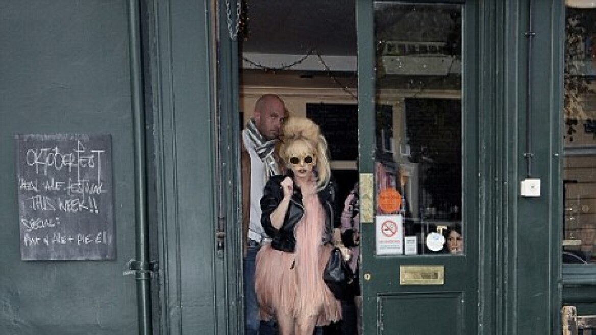 Η Lady Gaga… ροζ φλαμίνγκο!