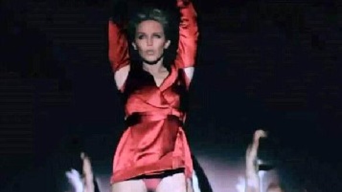 Η Kylie Minogue ξαναφορά το κόκκινο φόρεμα 10 χρόνια μετά