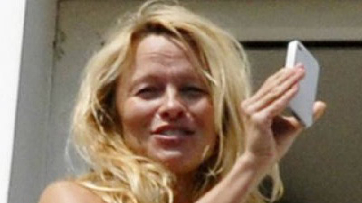 Η Pamela Anderson χωρίς μακιγιάζ εν Αθήναις!
