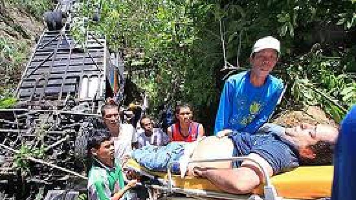 Τουλάχιστον 38 νεκροί από πτώση λεωφορείου στον Ισημερινό