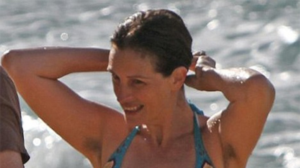 Η Τζούλια Ρόμπερτς κολυμπάει στη Χαβάη