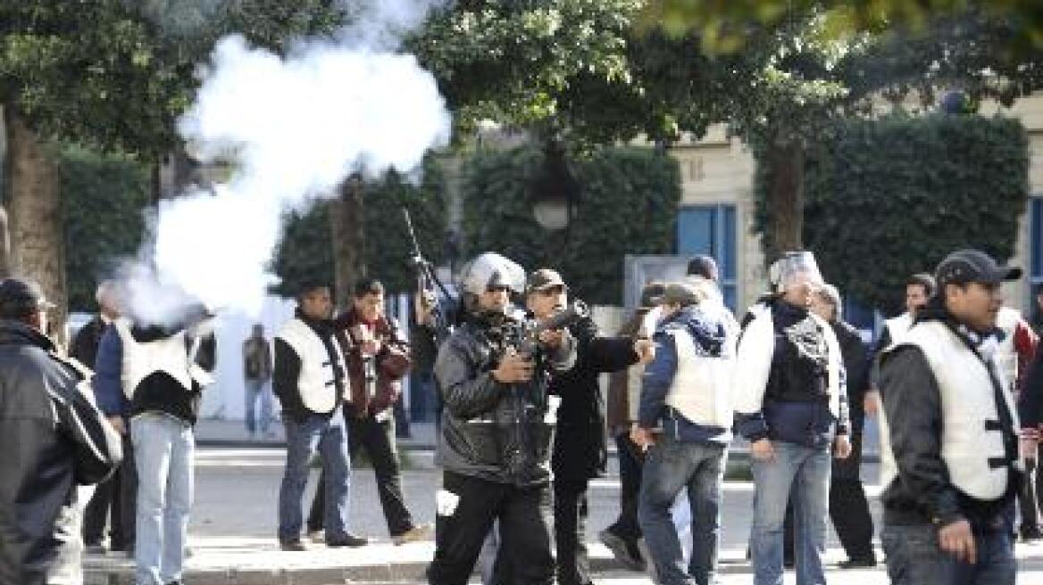 Ο Τύπος καταδικάζει τη στάση της γαλλικής κυβέρνησης απέναντι στην Τυνησία  