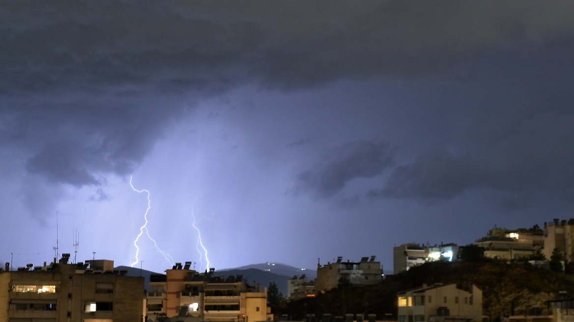 Κακοκαιρία Daniel - Meteo: Διαδοχικά κύματα καταιγίδων στην Αττική - Εντυπωσιακές εικόνες από τους κεραυνούς