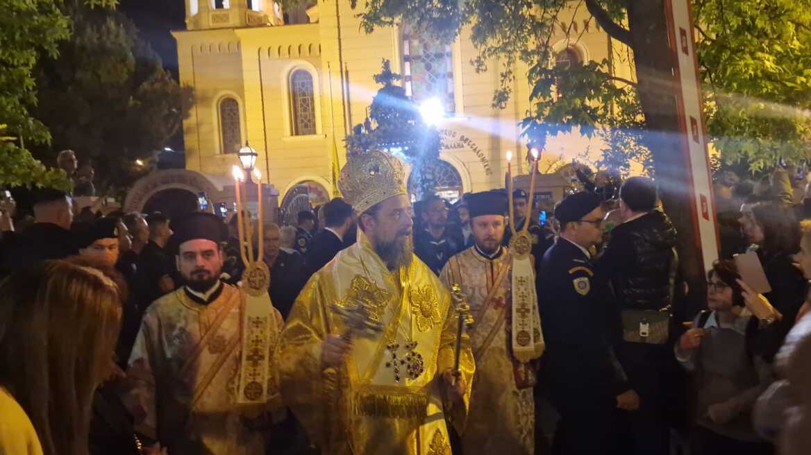 Θεσσαλονίκη: Σε κλίμα κατάνυξης η περιφορά του Επιταφίου από τη Μητρόπολη - Πέντε Επιτάφιοι ενώθηκαν στην Αριστοτέλους