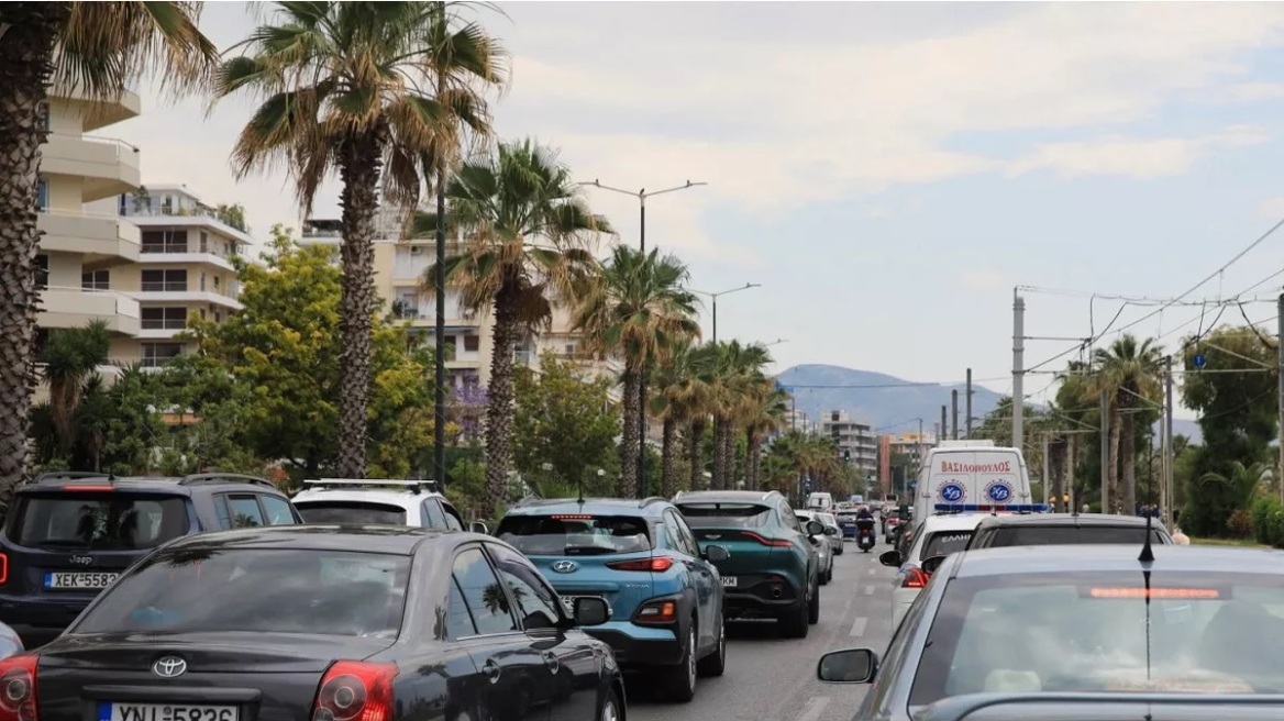 Video: «Εγκληματίας» οδηγός μπήκε ανάποδα στην παραλιακή και σε ζωντανή μετάδοση