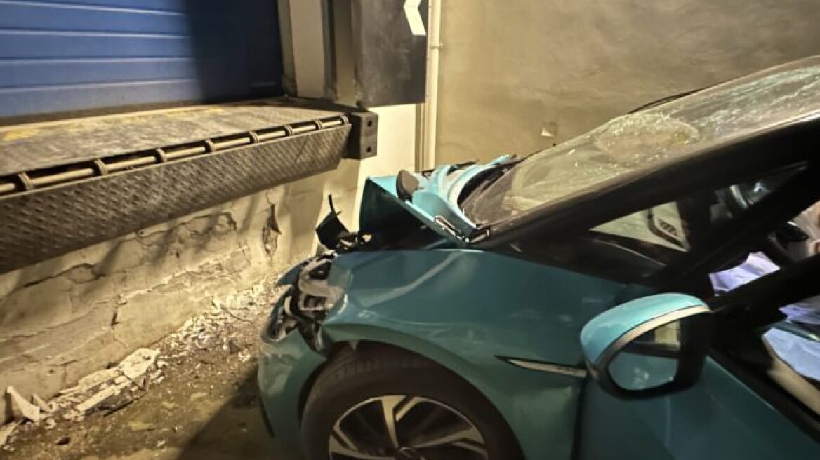 Ατύχημα με ηλεκτρικό αυτοκίνητο στη Ναύπακτο - Προσέκρουσε σε πύλη, στο νοσοκομείο ο οδηγός