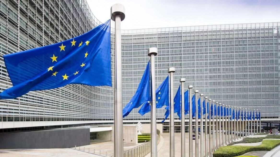 Politico: Μέτρα δημοσιονομικής ευελιξίας για τόνωση των αμυντικών δαπανών εξετάζει η ΕΕ