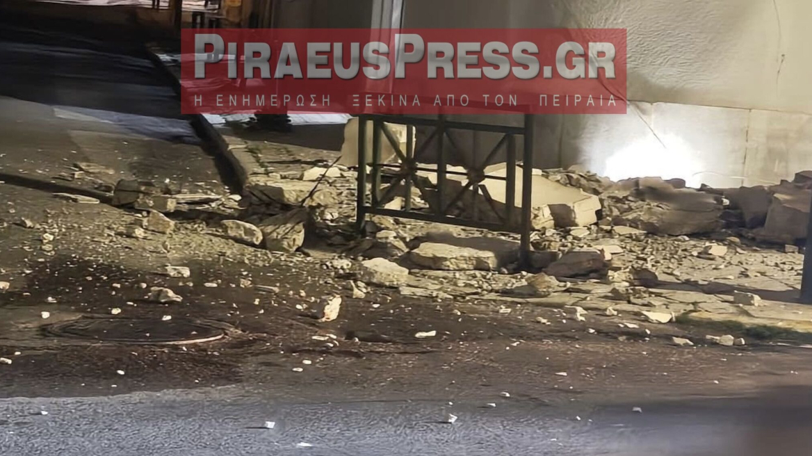 Κατέρρευσε μπαλκόνι διατηρητέου στον Πειραιά - Δείτε φωτογραφίες