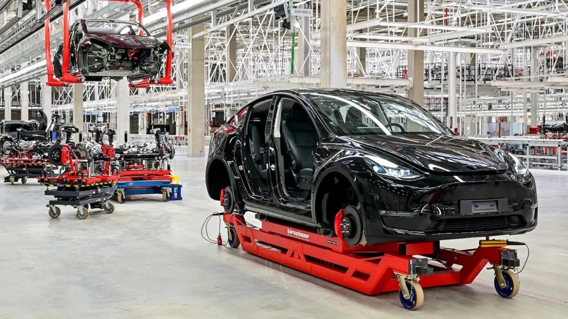 Καταρρέουν οι πωλήσεις της Tesla στην Ευρώπη – Την ξεπερνούν κατά πολύ οι κινεζικές εταιρείες