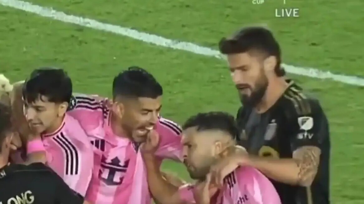 Νέα «δαγκωματιά» από Σουάρες, αυτή τη φορά στον... συμπαίκτη του Ζόρντι Άλμπα! - Βίντεο