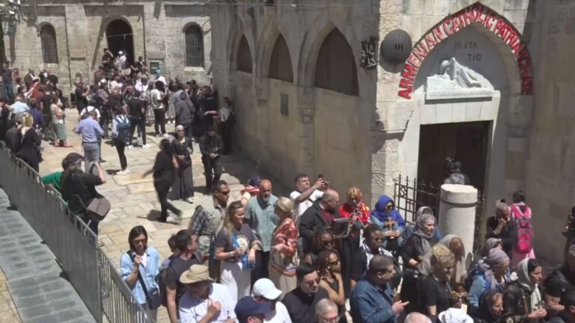 H αποκαθήλωση του Εσταυρωμένου - Πλήθος πιστών στα Ιεροσόλυμα για τη δοξολογία