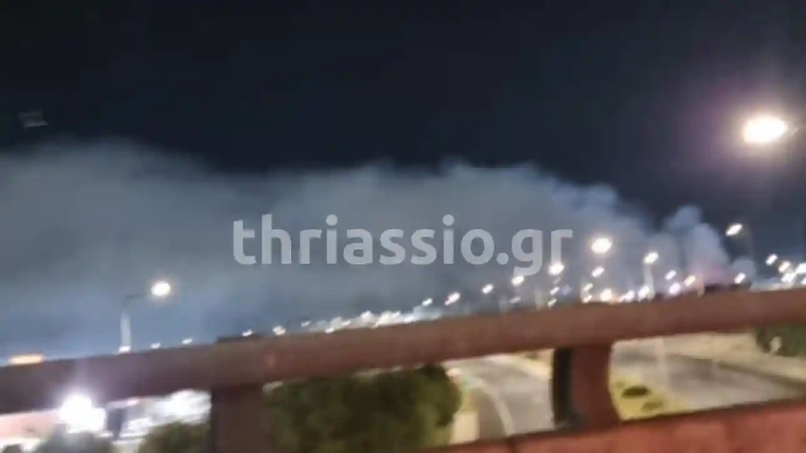 Υπό έλεγχο η φωτιά σε αποθήκη επιχείρησης στη Μάνδρα