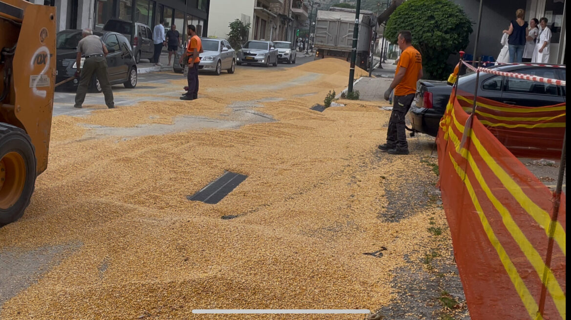 Αμφιλοχία: Καλαμπόκι χύθηκε από φορτηγό και «φράκαρε» τον δρόμο μπροστά από το Κέντρο Υγείας - Δείτε βίντεο 