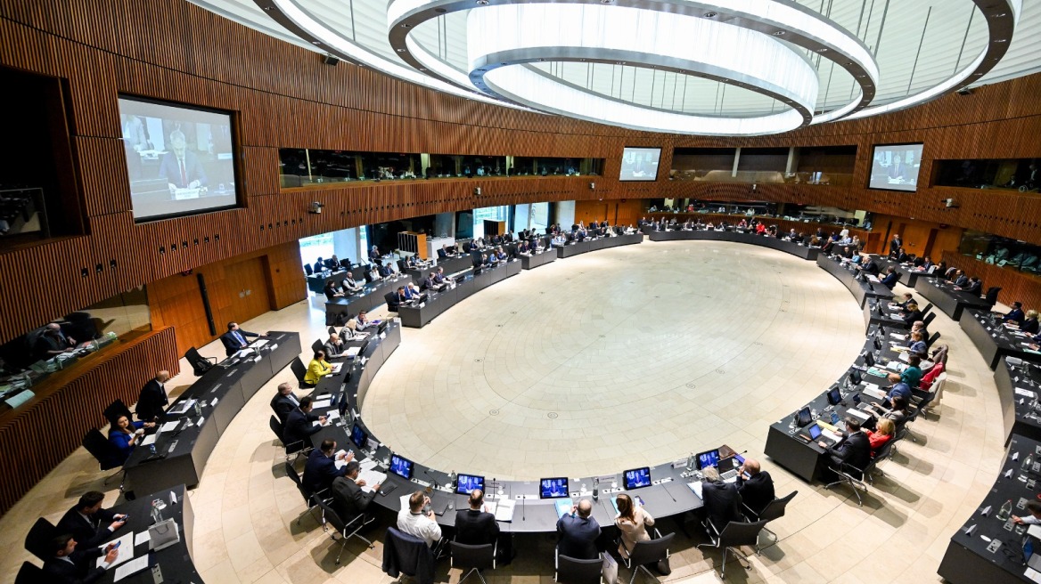 Εντός του καλοκαιριού η Ευρώπη καθιερώνει «mini wallet» με δυνατότητα επιβεβαίωσης της ηλικίας