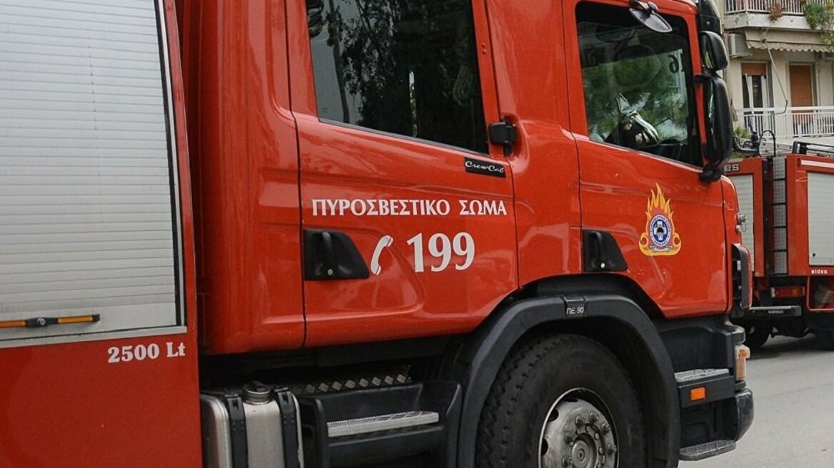 Φωτιά σε οικόπεδο δίπλα στο Σισμανόγλειο
