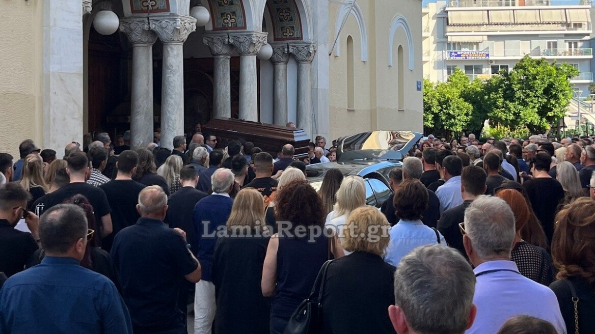 Πλήθος κόσμου στην κηδεία του αντιδημάρχου Λαμίας που σκοτώθηκε σε τροχαίο