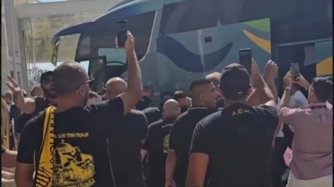 ΑΕΚ: Αποθέωση στην αποστολή στο ξενοδοχείο της στη Λεμεσό - Βίντεο