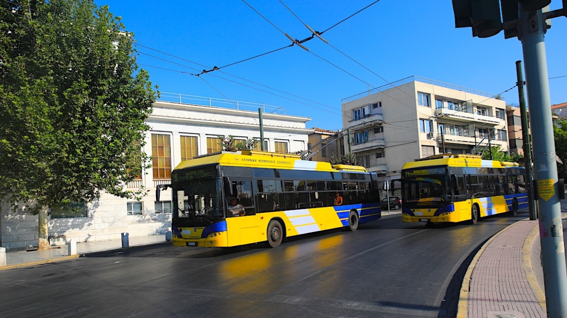 Αντίδραση σε όλα - Ακόμα και στα τρόλεϊ...