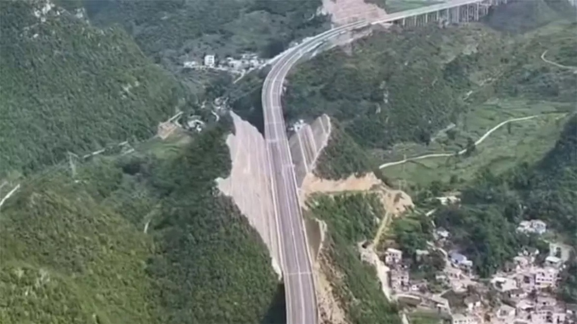 Έκοψαν βουνό στα δύο για να περάσει αυτοκινητόδρομος