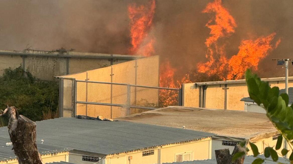 Φωτιά στην Πρέβεζα: Μάχη για να σωθεί η δομή φιλοξενίας μεταναστών της Φιλιππιάδας - Δείτε φωτογραφίες