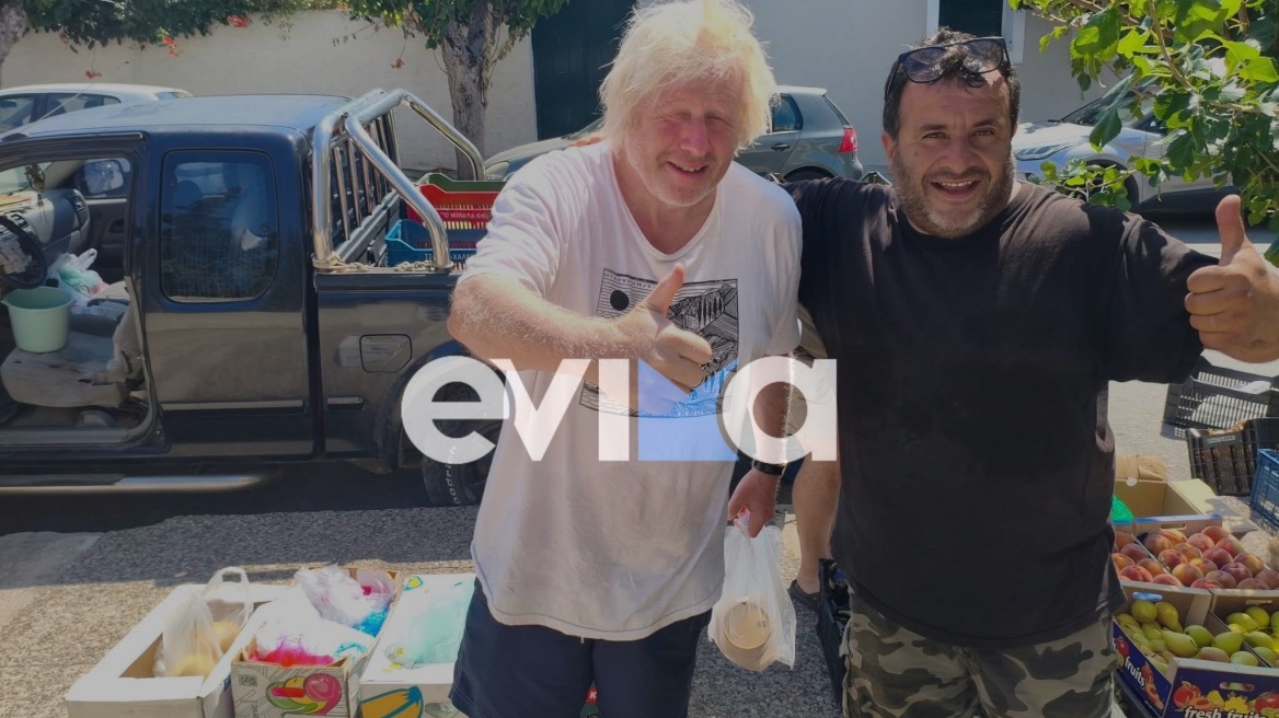 Ο Μπόρις Τζόνσον κάνει διακοπές στην Κάρυστο και ψώνισε από πλανόδιο μανάβη