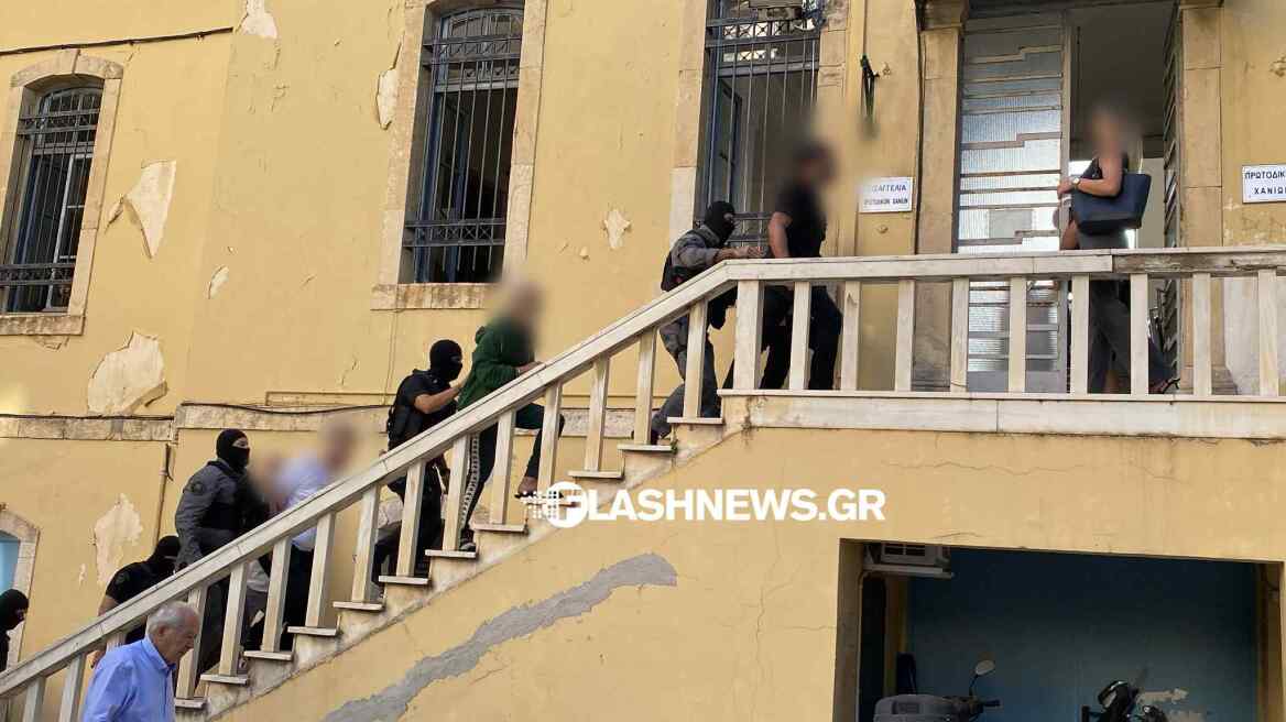 Στον ανακριτή οι πρώτοι κατηγορούμενοι για τη μαφία της Κρήτης - Έρχονται νέες συλλήψεις, λέει η Δημογλίδου