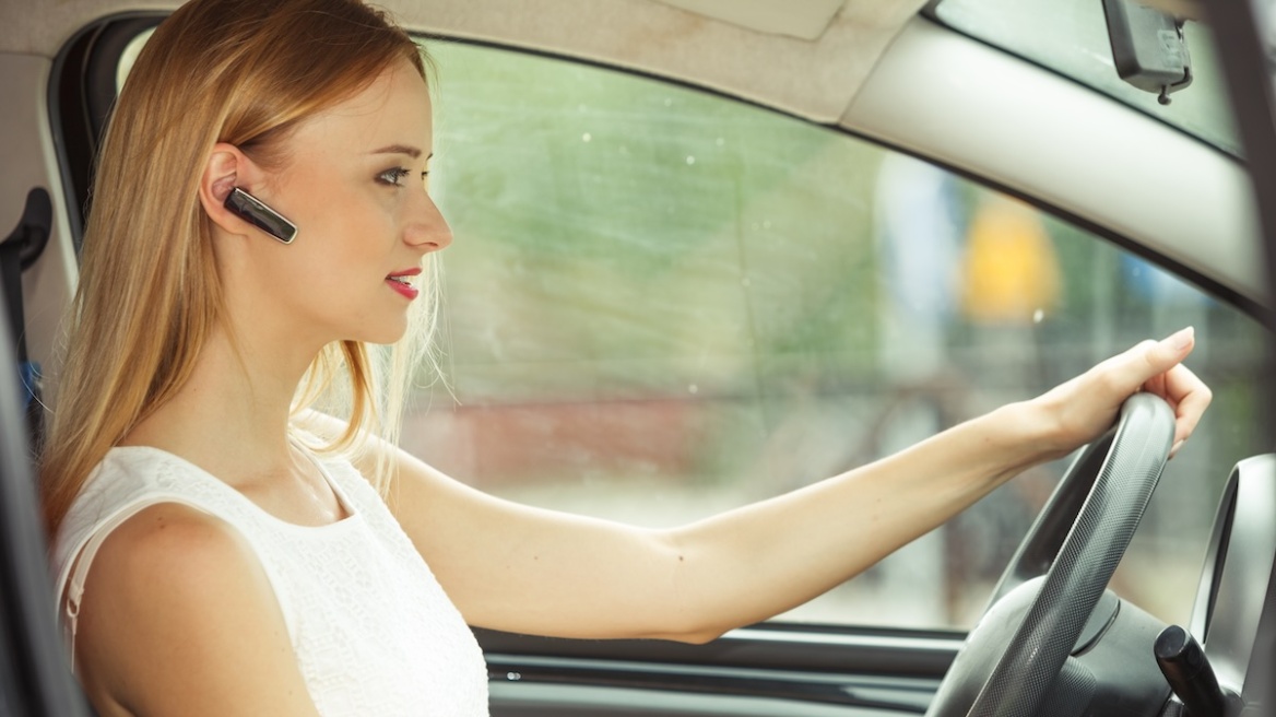Προσοχή: Με αυτά τα handsfree χάνεις δίπλωμα και πληρώσεις βαρύ πρόστιμο