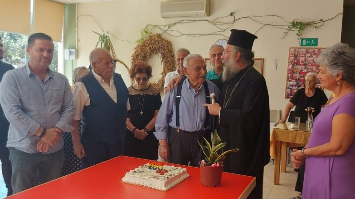 Κρήτη: Πάρτι έκπληξη σε Ρεθυμνιώτη που έγινε 100 ετών - «Παρών» και ο Μητροπολίτης Πρόδρομος