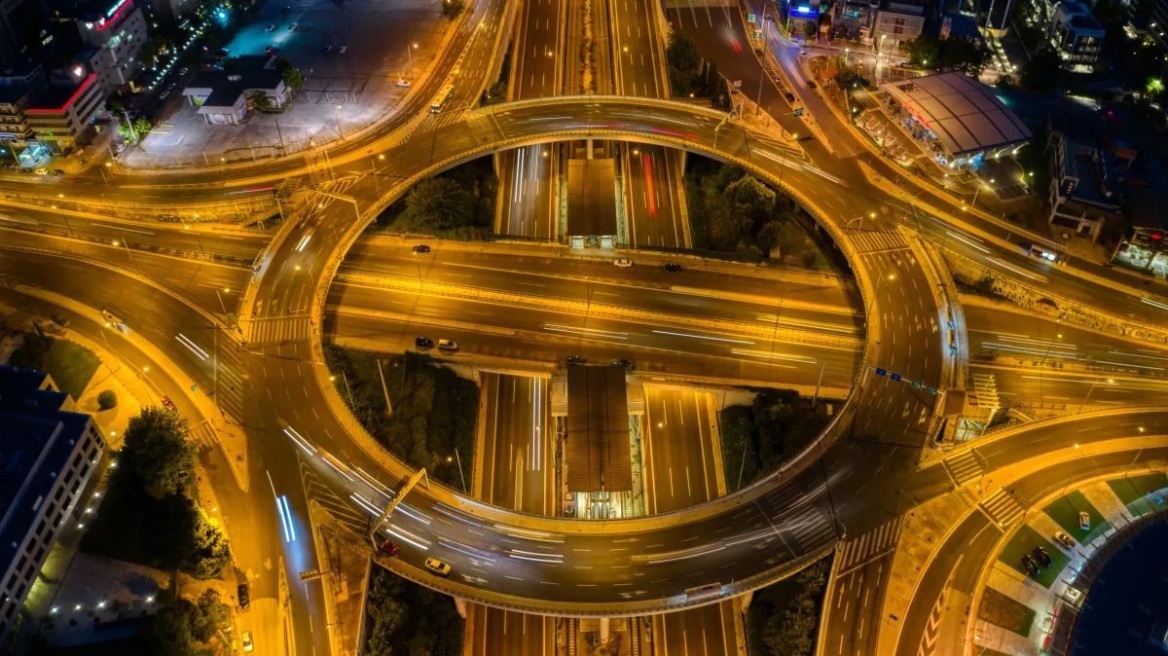 Την έπιασαν να οδηγεί στη ΛΕΑ της Αττικής Οδού, της αφαίρεσαν το δίπλωμα και μετά από τέσσερις μέρες... το ξανάκανε!
