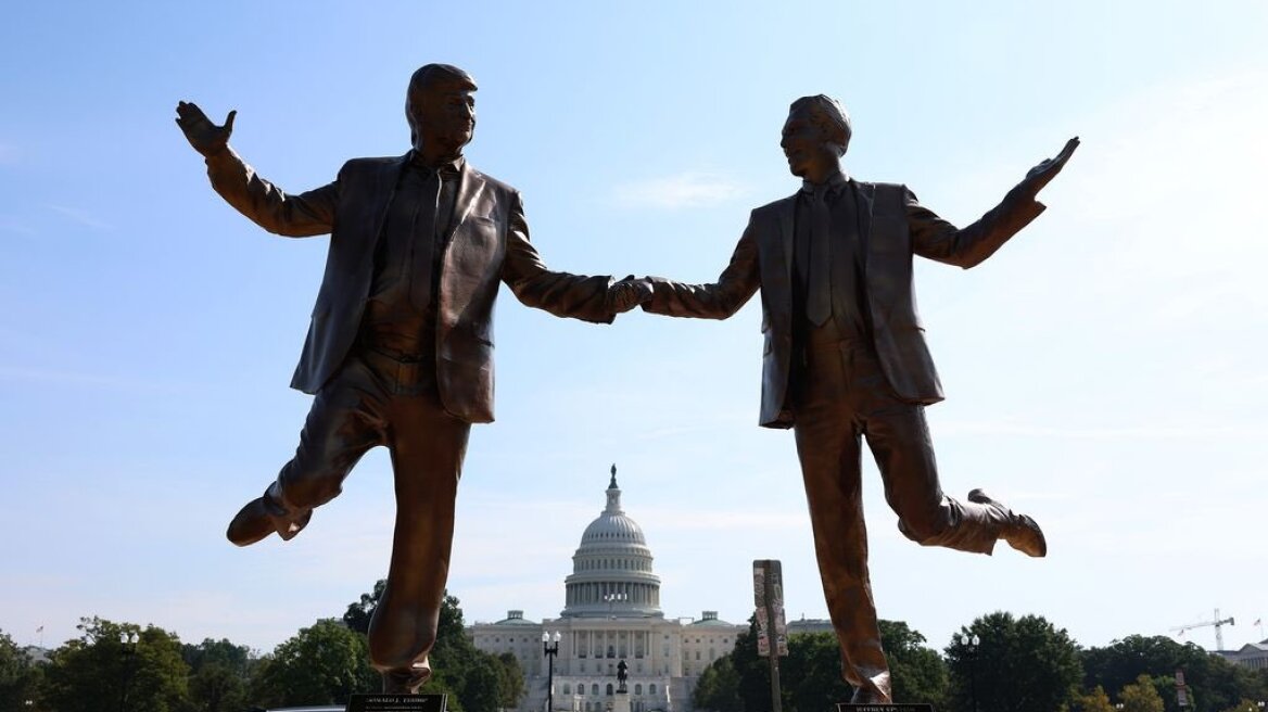 Άγαλμα του Ντόναλντ Τραμπ «χεράκι-χεράκι» με τον Τζέφρι Έπσταϊν σε πάρκο στην Ουάσινγκτον