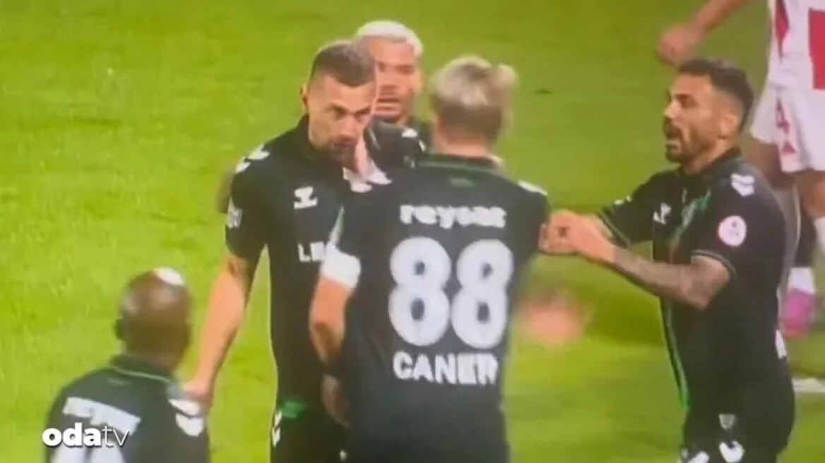 Απίστευτο περιστατικό στην Τουρκία: Αποβολή για χαστούκι σε... συμπαίκτη - Βίντεο
