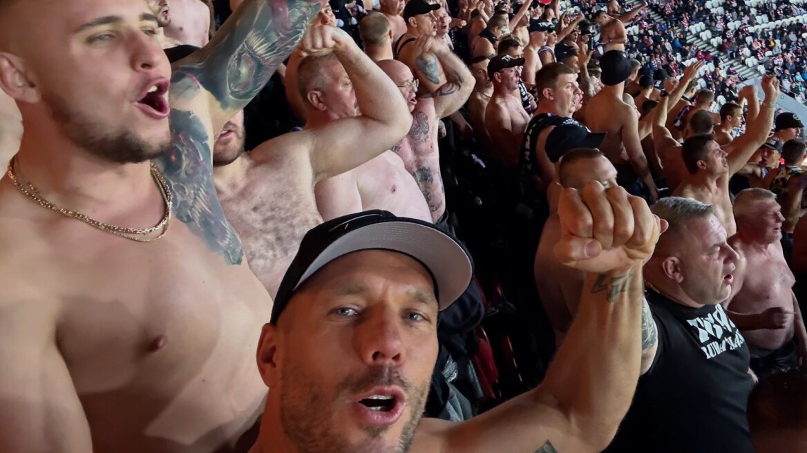 Ο Λούκας Ποντόλσκι είδε τον εκτός έδρας αγώνα της Γκόρνικ παρέα με τους εκδρομείς φίλους της ομάδας του