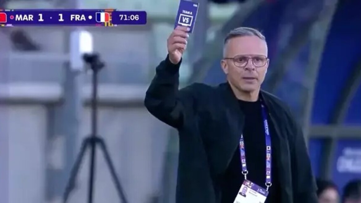Νέα εποχή στο ποδόσφαιρο: Ο προπονητής του Μαρόκου σήκωσε τη… μωβ κάρτα και έκανε «challenge» - Βίντεο
