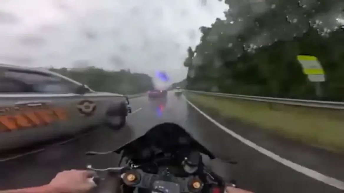 Προσοχή σκληρές εικόνες: Περιπολικό «πατάει» αναβάτη (video)