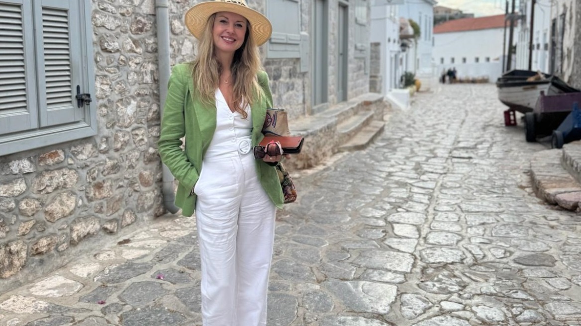 Η ασυνήθιστη ιστορία της Αμάντα: Από τη διάσωση μιας γάτας μέχρι τη διοργάνωση ενός φεστιβάλ στην Ύδρα με καλλιτέχνες από όλο τον κόσμο
