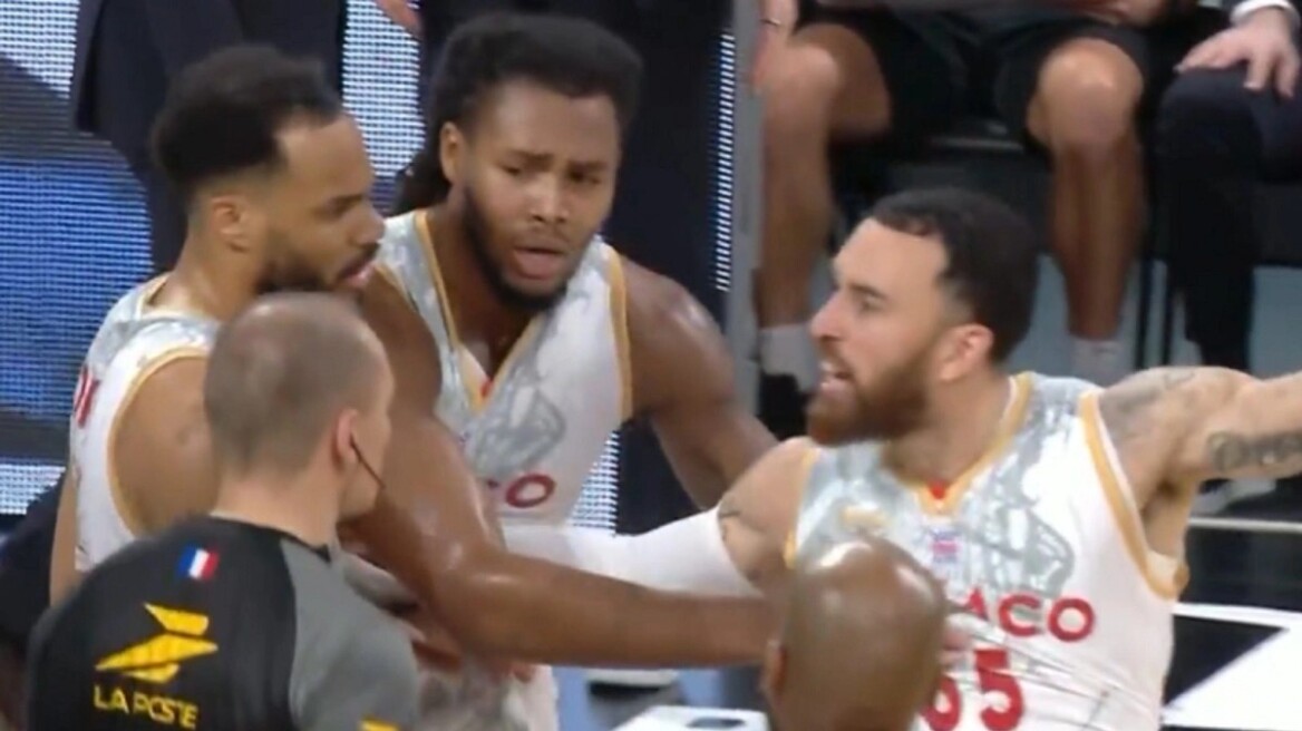 Μάικ Τζέιμς: Το βίντεο με το ξέσπασμά του, το φάουλ που ζήτησε και οι τεχνικές ποινές
