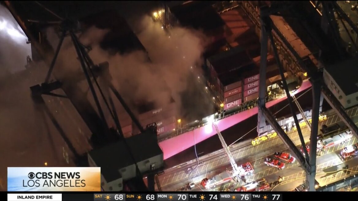 Πυρκαγιά ξέσπασε σε πλοίο στο λιμάνι του Λος Άντζελες
