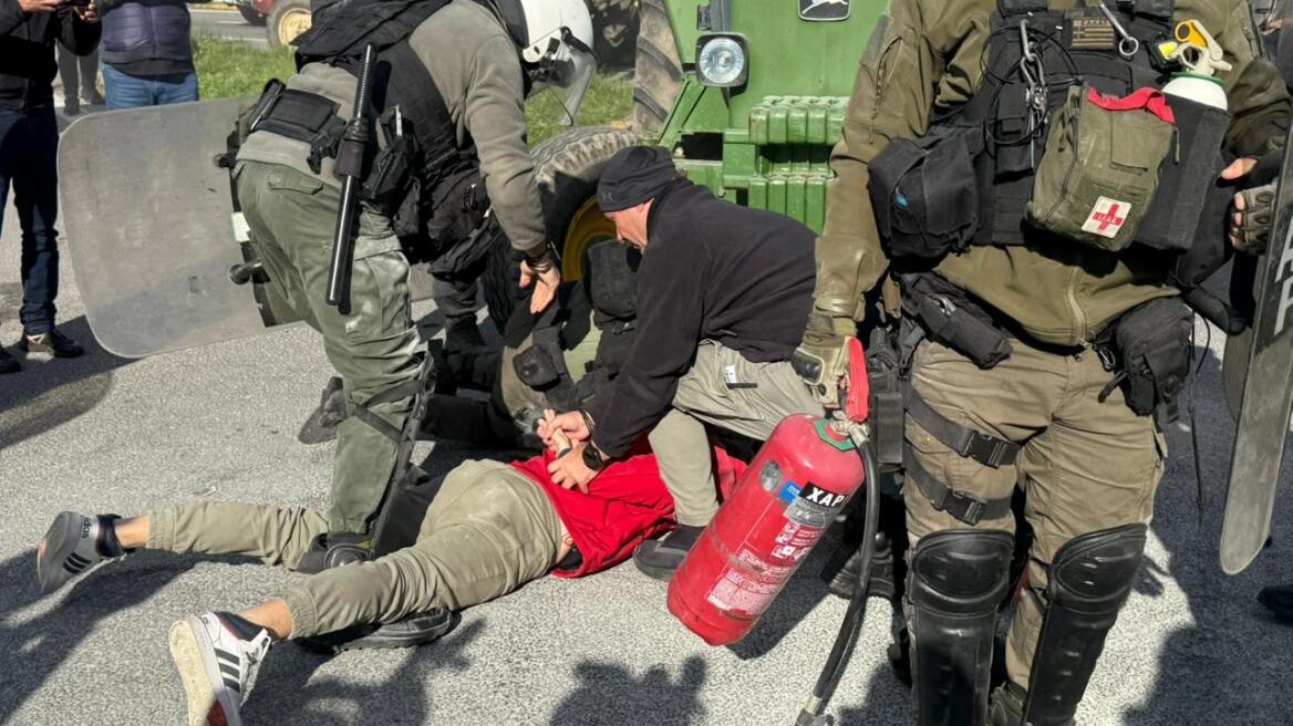 Προθεσμία για να απολογηθούν πήραν οι δύο αγρότες για τα επεισόδια στον κόμβο της Νίκαιας - Αφέθηκαν ελεύθεροι