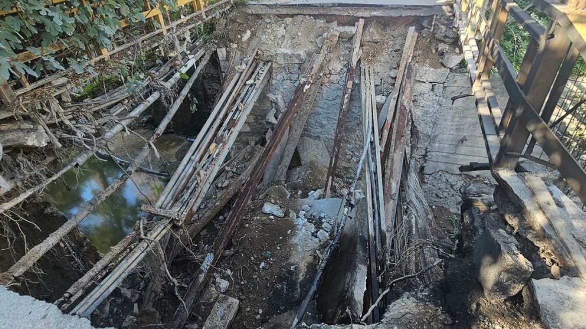 Μοσχάτο: Κατέρρευσε γεφυράκι σε παράδρομο της Πέτρου Ράλλη - Δείτε φωτογραφίες