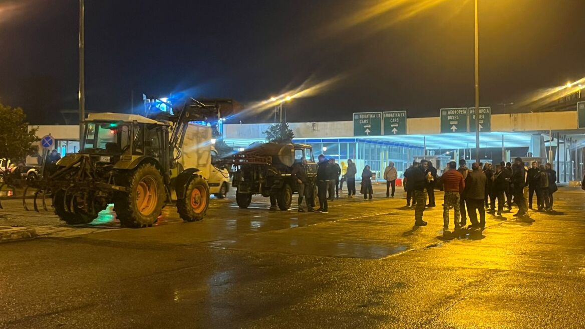 Κλειστός για τα φορτηγά λόγω αγροτικών μπλόκων ο δρόμος σε Ευζώνους και Προμαχώνα, ελεύθερη η διέλευση στο τελωνείο Νίκης