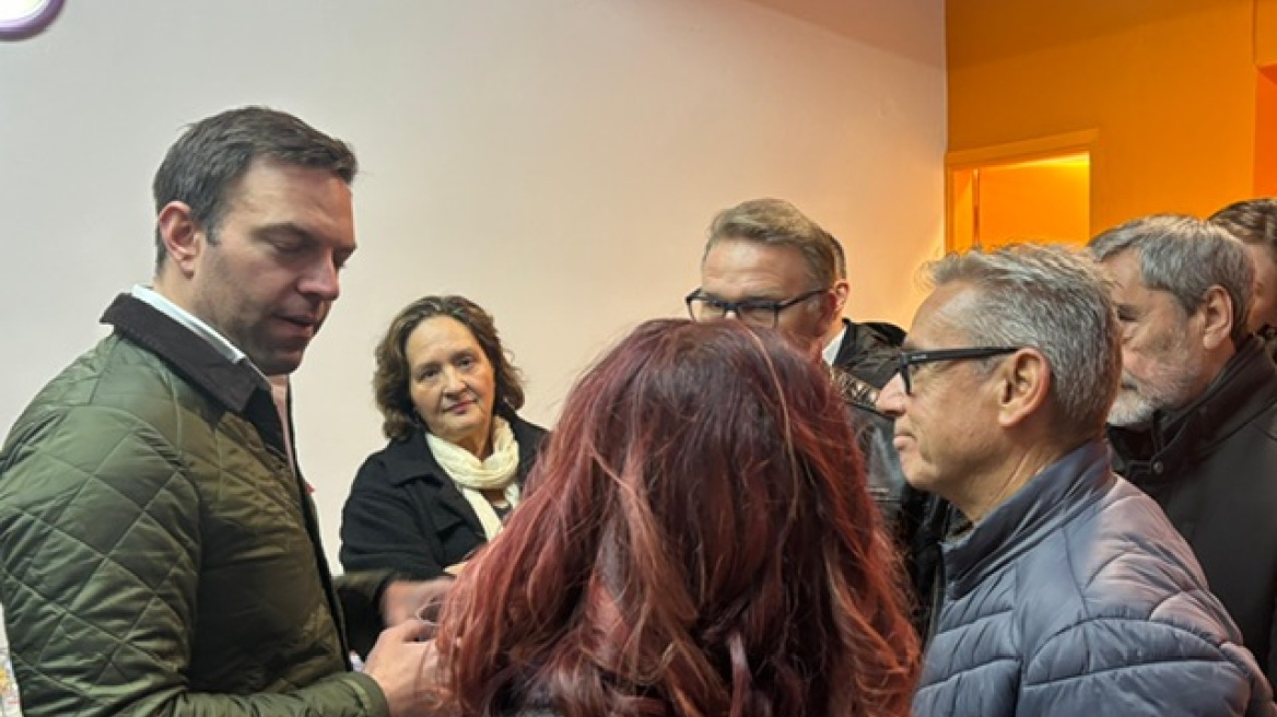 Εγκαίνια με αιχμές από τον Κασσελάκη στη Λιβαδειά: «Όταν άλλοι κλείνουν γραφεία, εμείς ανοίγουμε»