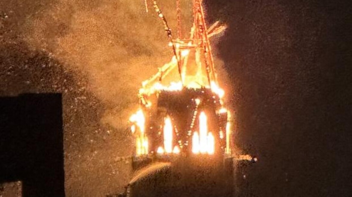 Δείτε βίντεο: Κατέρρευσε μέσα σε φλόγες ο πύργος ιστορικής εκκλησίας στο Άμστερνταμ
